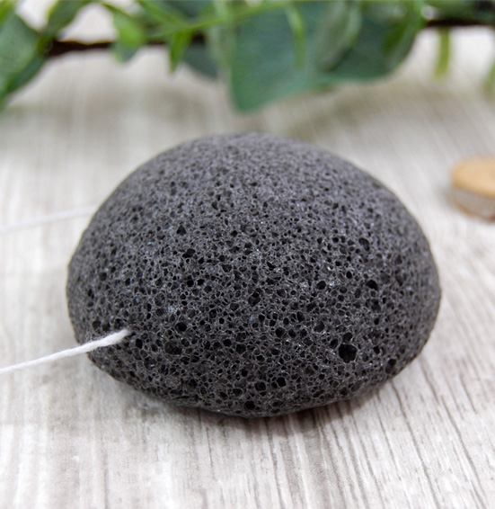 éponge konjac charbon bambou pour peaux grasses